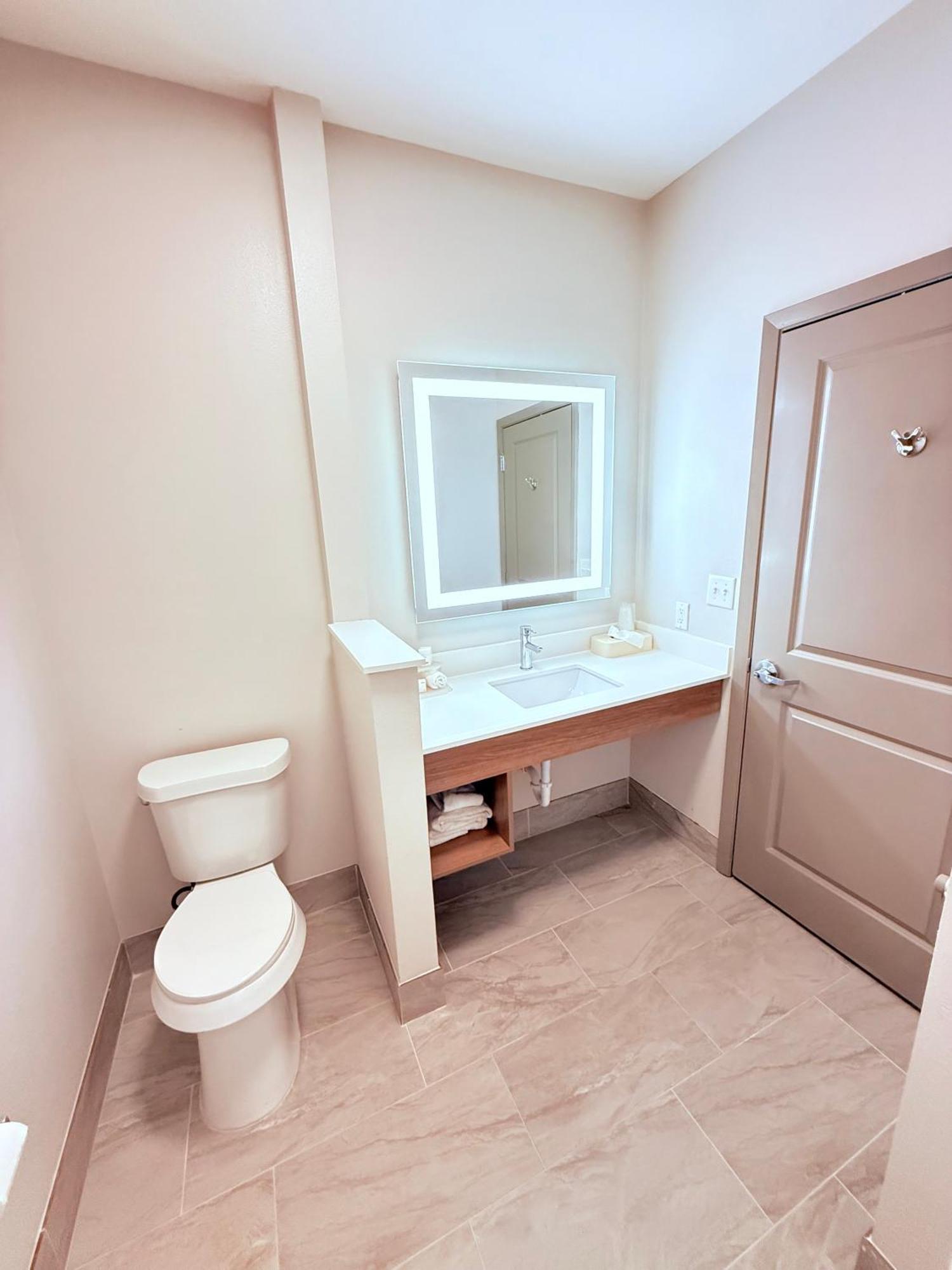Holiday Inn Express Kenedy By Ihg Exteriér fotografie