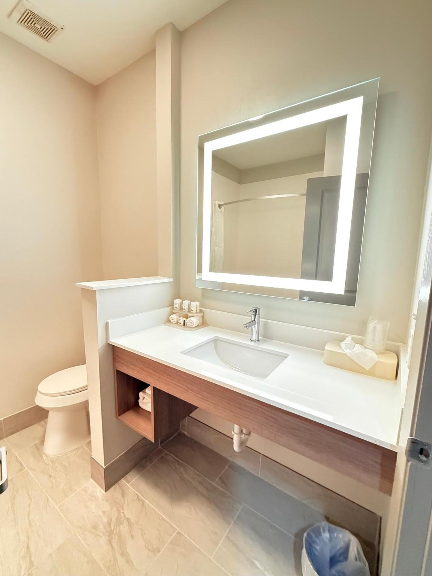 Holiday Inn Express Kenedy By Ihg Exteriér fotografie
