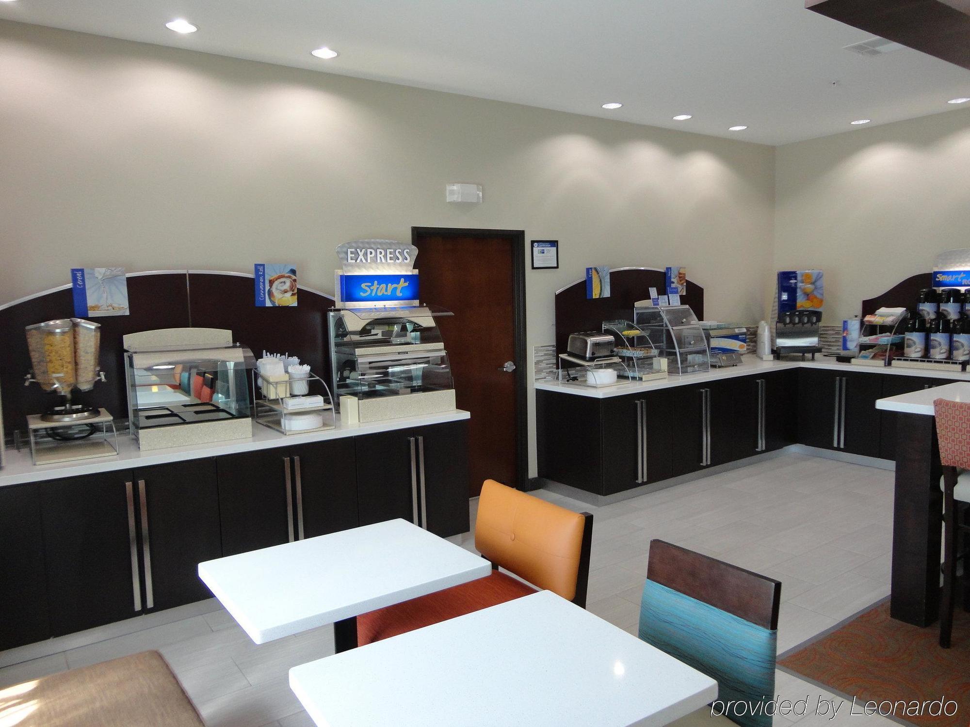 Holiday Inn Express Kenedy By Ihg Exteriér fotografie